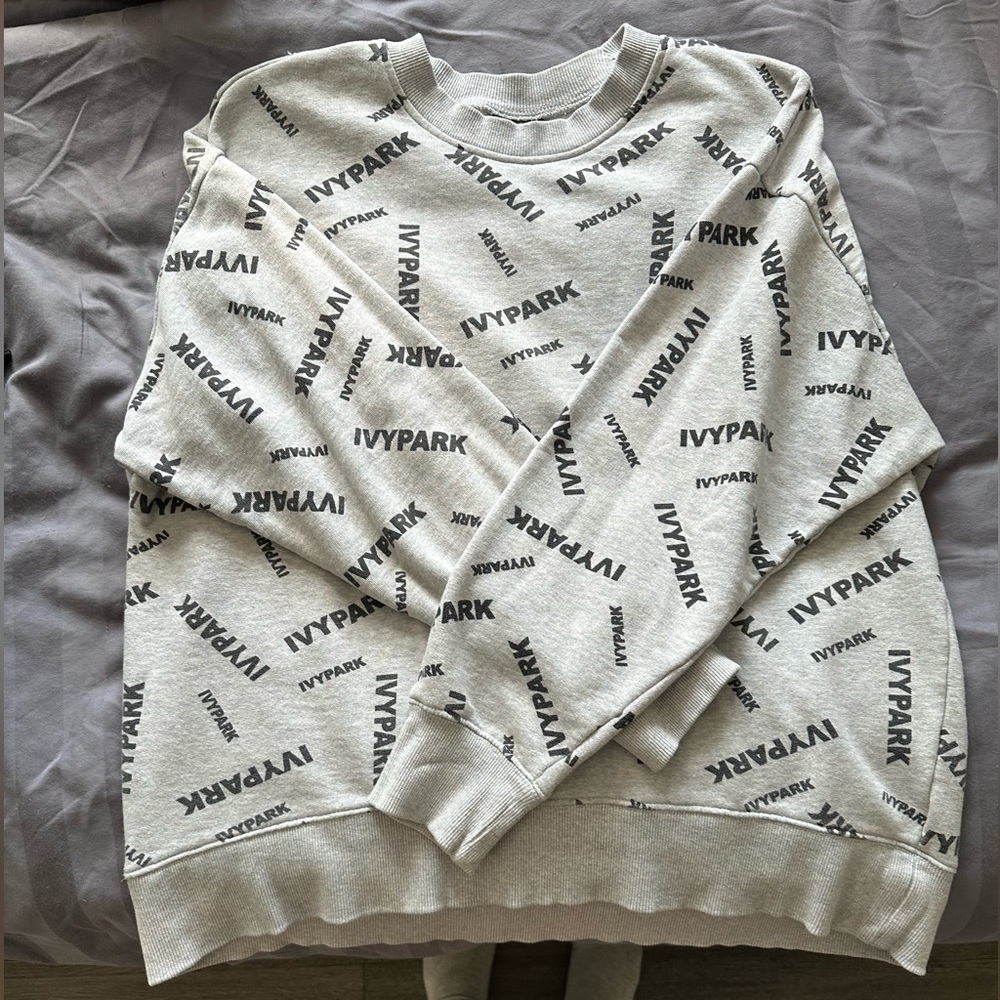 IVY PARK Gray Crewneck Sweater with Ribbed Cuffs